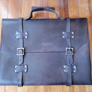 Bolso marrón con asa y hebilla de correa de cuero hecho a mano de inspiración vintage