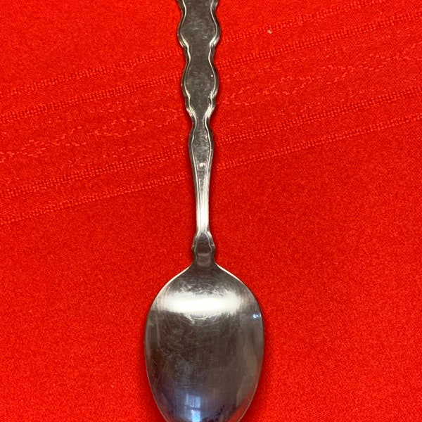 1 Oneida distinction deluxe Valerie stainless steel serving spoon