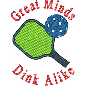 以下が含まれることがあります： 緑色のピックルボールパドルと青いボールが刺繍されたデザイン。「Great Minds Dink Alike」の文字が赤色で、パドルの上と下にアーチ状に配置されています。デザインは白い背景にあります。