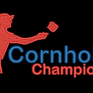 以下が含まれることがあります： 赤いシルエットの人物が赤いビーンバッグを投げており、その下に「コーンホールチャンピオン」という文字が青と赤で書かれています。