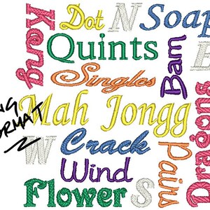Può includere: Una collezione di parole ricamate in vari colori, tra cui rosa, verde, giallo, arancione, blu e viola. Le parole includono "Kang", "Dot N Soap", "Quints", "Singles", "Mah Jongg", "Crack", "Wind", "Flower", "Pains" e "Dragons". È presente anche il testo "PNG FORMAT".