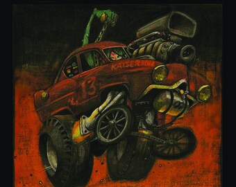 Puede incluir: Un coche rojo vintage con un gran motor y el número "13" pintado en el lateral. El coche está volando por el aire sobre un paisaje desértico con cactus y un lagarto.