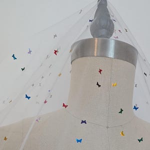 Konfetti Tulle Multicolor Folie Schmetterlinge auf Weiß Tulle Nähzubehör