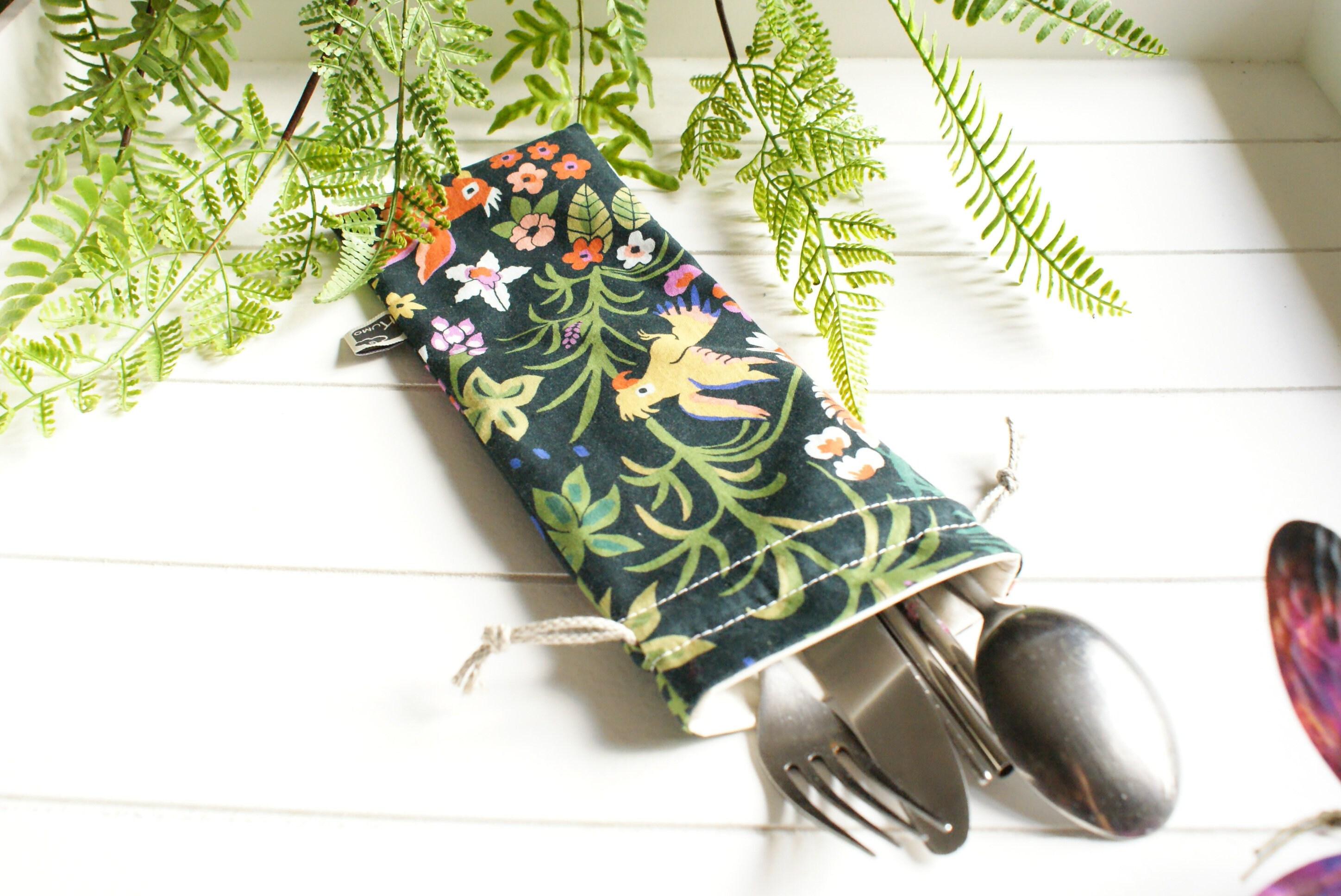 Etui/Pochette à Couverts en Coton Bio Motifs Jungle Tropicale, Intérieur Imperméable Pul Bio, Lien C