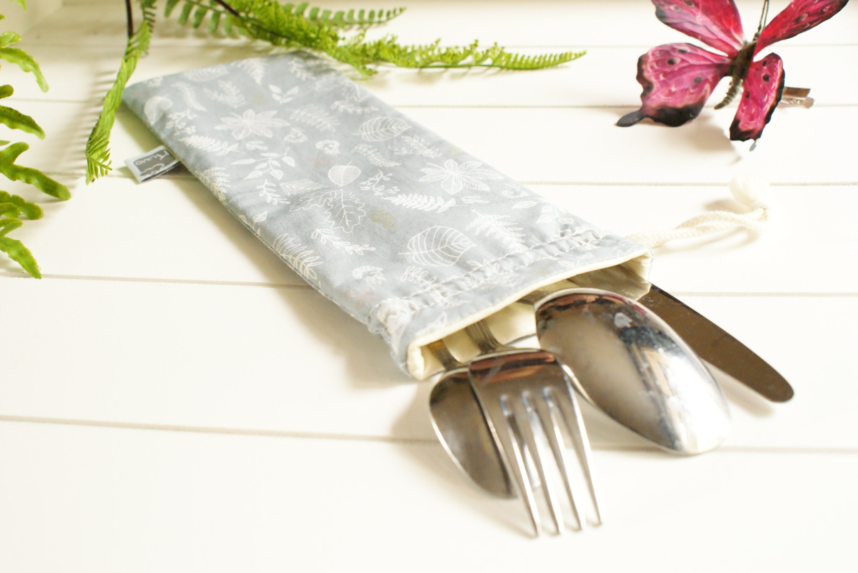 Etui/Pochette à Couverts en Coton Bio Gris Motifs Feuilles, Intérieur Imperméable Pul Bio, Lien Coul