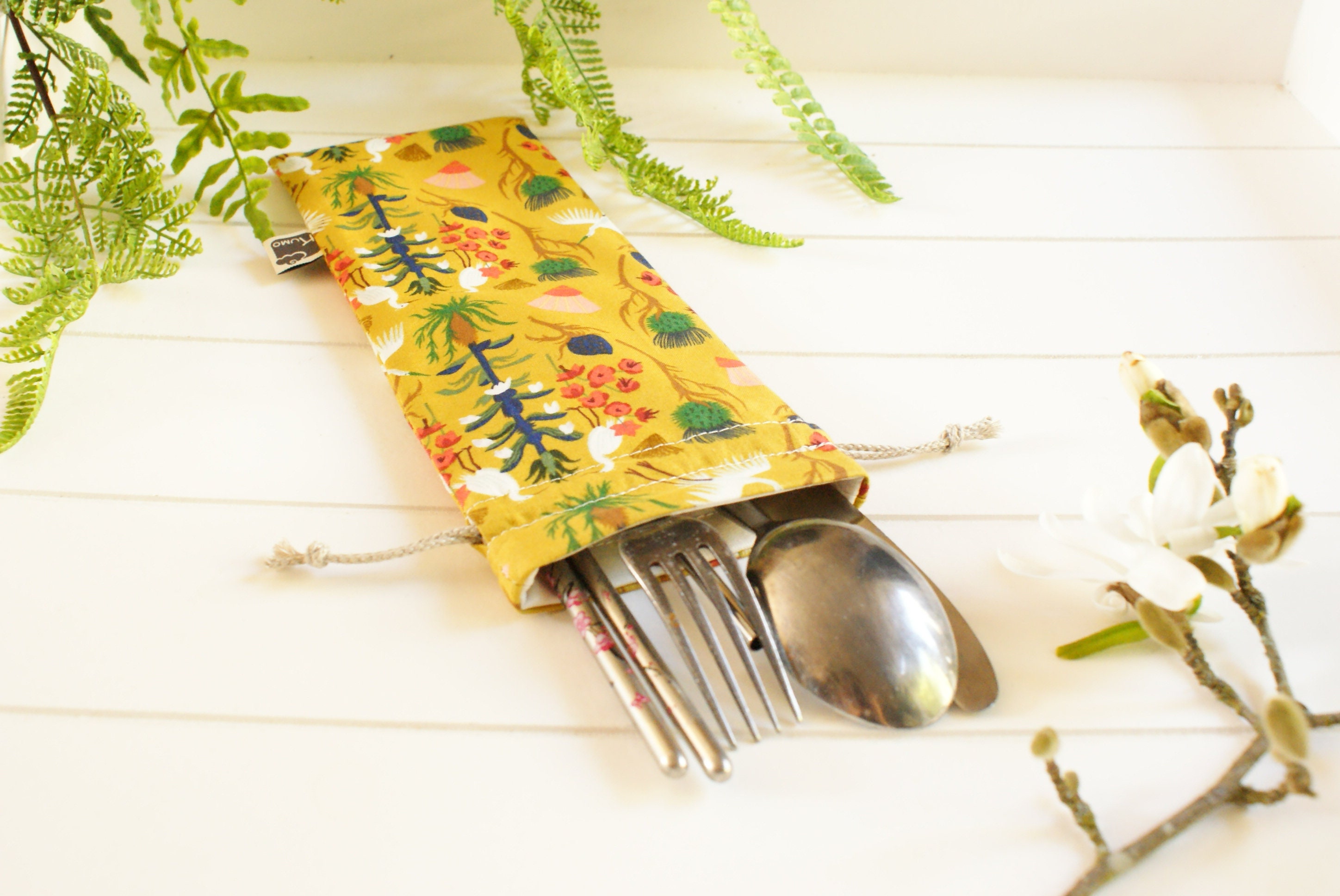 Etui/Pochette à Couverts en Coton Bio Moutarde Motifs Grues, Intérieur Imperméable Pul Bio, Lien Cou