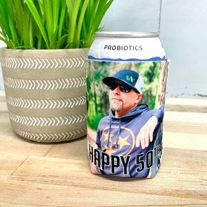 Enfriador de latas aislado personalizado, enfriador de latas con imagen personalizada, abrazador de botellas, favor de cumpleaños, 40 cumpleaños, 30 cumpleaños. 50 cumpleaños
