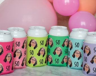 Könnte beinhalten: Sechs bunte Dosenkühler mit einem sich wiederholenden Muster eines Frauen Gesichts und der Zahl "50".
