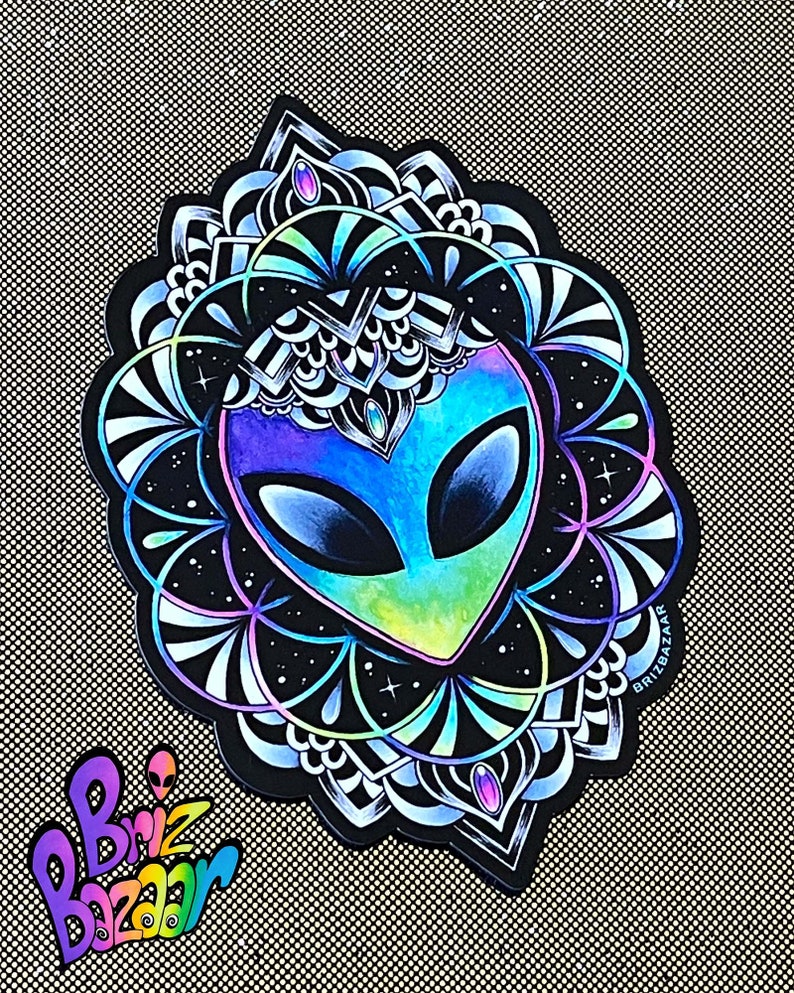 K&ouml;nnte beinhalten: Ein holografischer Aufkleber mit einem Alienkopf und einem farbenfrohen Mandala-Design. Der Au&szlig;erirdische ist blau, gr&uuml;n und lila mit schwarzen Augen. Das Mandala ist schwarzwei&szlig; mit Regenbogenakzenten. Der Aufkleber tr&auml;gt die Aufschrift "Briz Bazaar" in der rechten unteren Ecke.