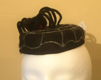 Schwarze Witwe Spinne Fascinator Hut