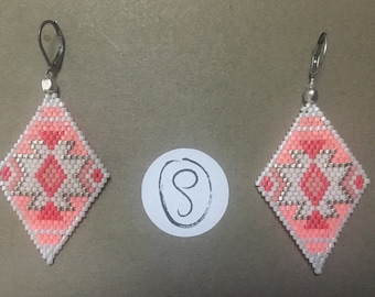 Boucles d'oreilles triangles en perles miyuki style ethnique dans les tons corail, rose et blanc