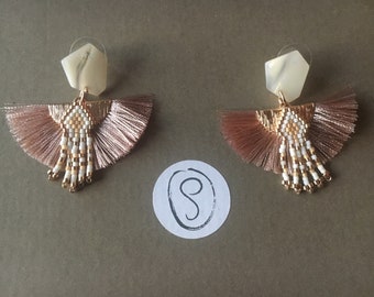 Boucles d'oreilles à pompons écru, doré et taupe