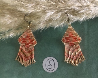 Boucles d'oreilles style cheyenne ethnique dans les tons corail et rose doré