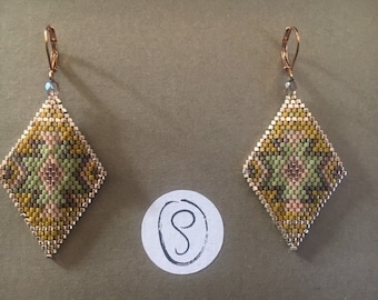 Boucles d'oreilles triangles en perles miyuki style ethnique dans les tons kaki et corail