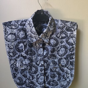 Women&#39;s Detachable Blouse Dickie  Black with shades of Gray Reptile Print