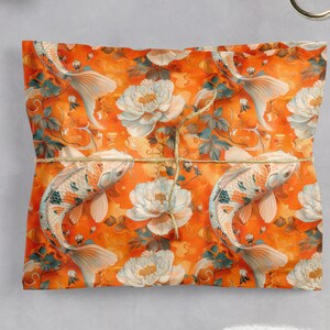 Puede incluir: Papel de regalo naranja y blanco con un dise&ntilde;o floral y de peces koi. El papel presenta un patr&oacute;n repetitivo de peon&iacute;as blancas y peces koi naranja nadando en un patr&oacute;n de remolino.