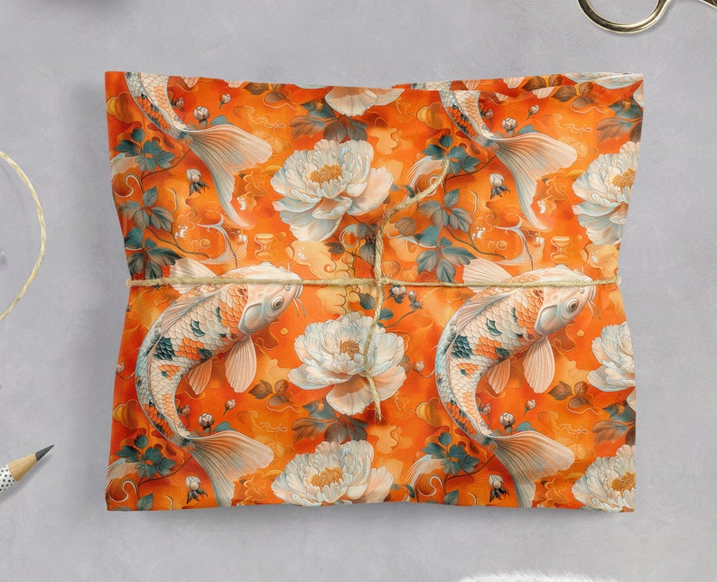 Puede incluir: Papel de regalo naranja y blanco con un dise&ntilde;o floral y de peces koi. El papel presenta un patr&oacute;n repetitivo de peon&iacute;as blancas y peces koi naranja nadando en un patr&oacute;n de remolino.