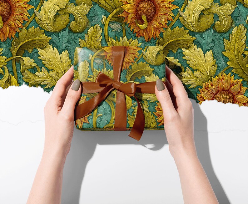 Puede incluir: Una caja de regalo envuelta con un estampado floral de girasoles y hojas en tonos amarillos, verdes y turquesas. La caja est&aacute; atada con una cinta y un lazo marrones. El fondo es un dise&ntilde;o floral a juego.