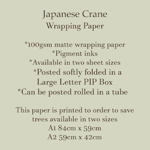 以下が含まれることがあります： 日本の鶴の包装紙、100gsm マット、顔料インク。A1（84cm x 59cm）とA2（59cm x 42cm）の2サイズ展開。大きなレターボックスに折り畳んで発送するか、筒状に巻いて発送します。