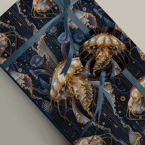 Papel de regalo artesanal con diseño de medusas doradas: perfecto para ocasiones especiales.