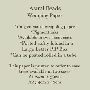 Może przedstawiać: Papier do pakowania Astral Beads, 100 g/m&sup2;, matowy, atramenty pigmentowe, dostępny w dw&oacute;ch rozmiarach: A1 84 cm x 59 cm i A2 59 cm x 42 cm. Wysyłany delikatnie złożony w dużym pudełku na listy lub zwinięty w tubę.