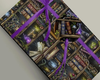 Papel de regalo con decoración gótica oscura que incluye estanterías, botellas, pociones y hechizos, estilo academia oscura, ambiente misterioso y literario de bruja.