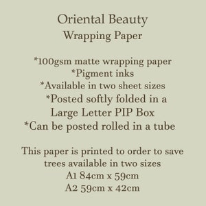 Puede incluir: Papel de regalo Oriental Beauty, disponible en dos tama&ntilde;os: A1 (84 cm x 59 cm) y A2 (59 cm x 42 cm). El papel es mate de 100 g/m&sup2; e impreso con tintas pigmentadas. Se puede enviar enrollado en un tubo o doblado en una caja de correo grande.
