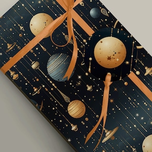 Papel de regalo Celestial Delight: Planetas, Luna y Estrellas con Cuerdas Brillantes, Diseño único, Papel Mate de 100 g/m² con Certificación FSC