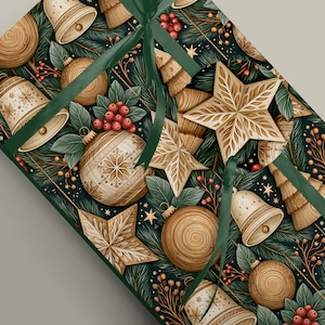 Könnte beinhalten: Eine rechteckige Geschenkbox, eingewickelt in dunkelgrünes Papier mit einem wiederkehrenden Muster aus holztexturierten Weihnachtsschmuckstücken wie Glocken, Sternen und Kugeln, akzentuiert durch Tannennadeln, rote Beeren und ein dunkelgrünes Satinband.