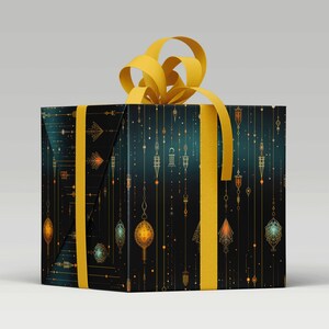 Puede incluir: Una caja de regalo negra con un patr&oacute;n geom&eacute;trico dorado y azul. La caja est&aacute; atada con una cinta y un lazo amarillos.