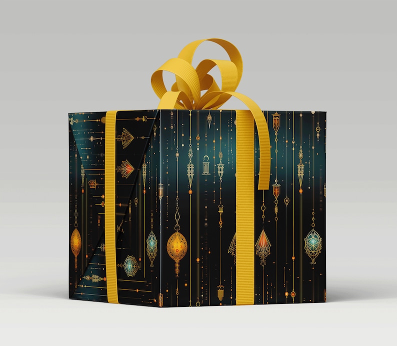 Puede incluir: Una caja de regalo negra con un patr&oacute;n geom&eacute;trico dorado y azul. La caja est&aacute; atada con una cinta y un lazo amarillos.