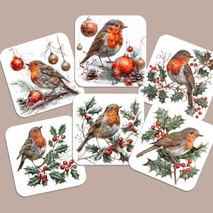 Könnte beinhalten: Sechs quadratische Untersetzer mit Aquarellillustrationen von Rotkehlchen. Jeder Untersetzer zeigt ein anderes Design, einige mit Weihnachtsschmuck, Stechpalmen und Beeren. Die Vögel haben rote Brust und sitzen auf Ästen.