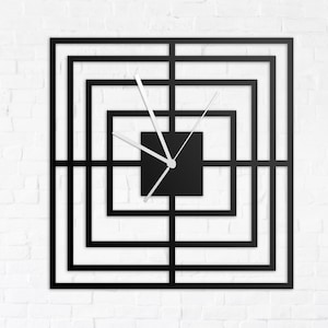 Horloge murale carrée en métal : design industriel moderne