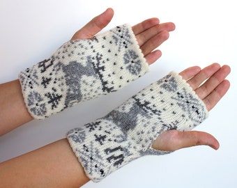 Hand-made adult fingerless mittens with deer pattern, fingerless gloves, Ready for shipping