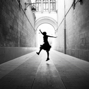 Silhouet van danser. Gotische wijk, Barcelona. Black and White Fine Art Print. 6 x 9, 8 x 12 of 12 x 18 beschikbaar