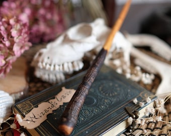 Varita mágica hecha a mano con madera de espino cerval de mar para una bruja o mago real