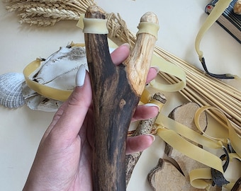 Rustikale Holzschleuder – Traditionelles, handgefertigtes Holzspielzeug und Ausstellungsstück
