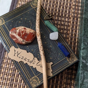 Haarstab aus Holz für eine echte Hexe aus der Natur