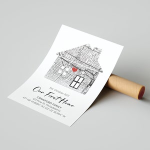 Puede incluir: Una ilustraci&oacute;n en blanco y negro de una casa con un coraz&oacute;n rojo en el centro. La casa est&aacute; hecha de un mapa de una ciudad. El texto "Our First Home" est&aacute; escrito en cursiva negra. El texto "Est. October 2021" est&aacute; escrito en negro debajo de la casa. El texto "Crawford Family" est&aacute; escrito en negro debajo de la fecha. El texto "123 Pine St, Philadelphia" est&aacute; escrito en negro debajo del nombre de la familia. El texto "47 48 41.8284" N/122 22 35.904" W" est&aacute; escrito en negro debajo de la direcci&oacute;n.