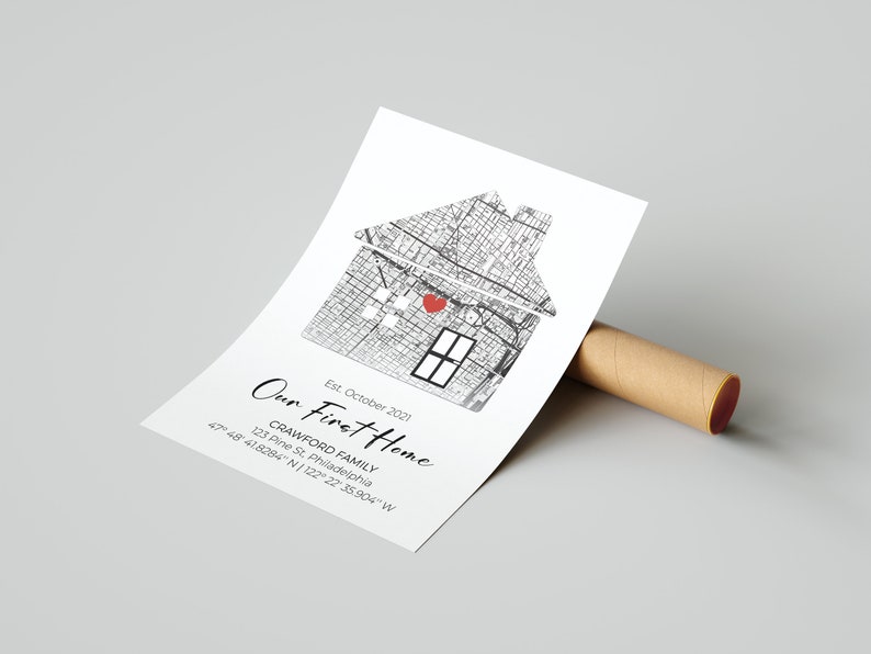 Puede incluir: Una ilustraci&oacute;n en blanco y negro de una casa con un coraz&oacute;n rojo en el centro. La casa est&aacute; hecha de un mapa de una ciudad. El texto "Our First Home" est&aacute; escrito en cursiva negra. El texto "Est. October 2021" est&aacute; escrito en negro debajo de la casa. El texto "Crawford Family" est&aacute; escrito en negro debajo de la fecha. El texto "123 Pine St, Philadelphia" est&aacute; escrito en negro debajo del nombre de la familia. El texto "47 48 41.8284" N/122 22 35.904" W" est&aacute; escrito en negro debajo de la direcci&oacute;n.