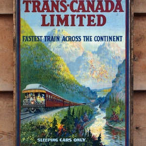 Puede incluir: Póster vintage de viaje para el Trans-Canada Limited, un servicio de tren de Canadian Pacific. El póster presenta un tren viajando a través de un valle montañoso con un río que lo atraviesa. El texto dice "Trans-Canada Limited, Tren más rápido a través del continente, Solo coches cama, Canadian Pacific."