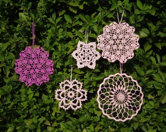 Decoraciones de crochet en rosa y rosa oscuro para cualquier ocasión.