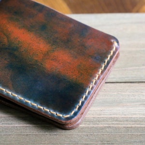 Cartera plegable tradicional de cuero cordovan Horween Shell (negro jaspeado)