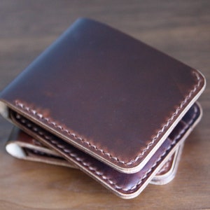 Carteira tradicional dobrável em couro (Horween Brown Chromexcel)