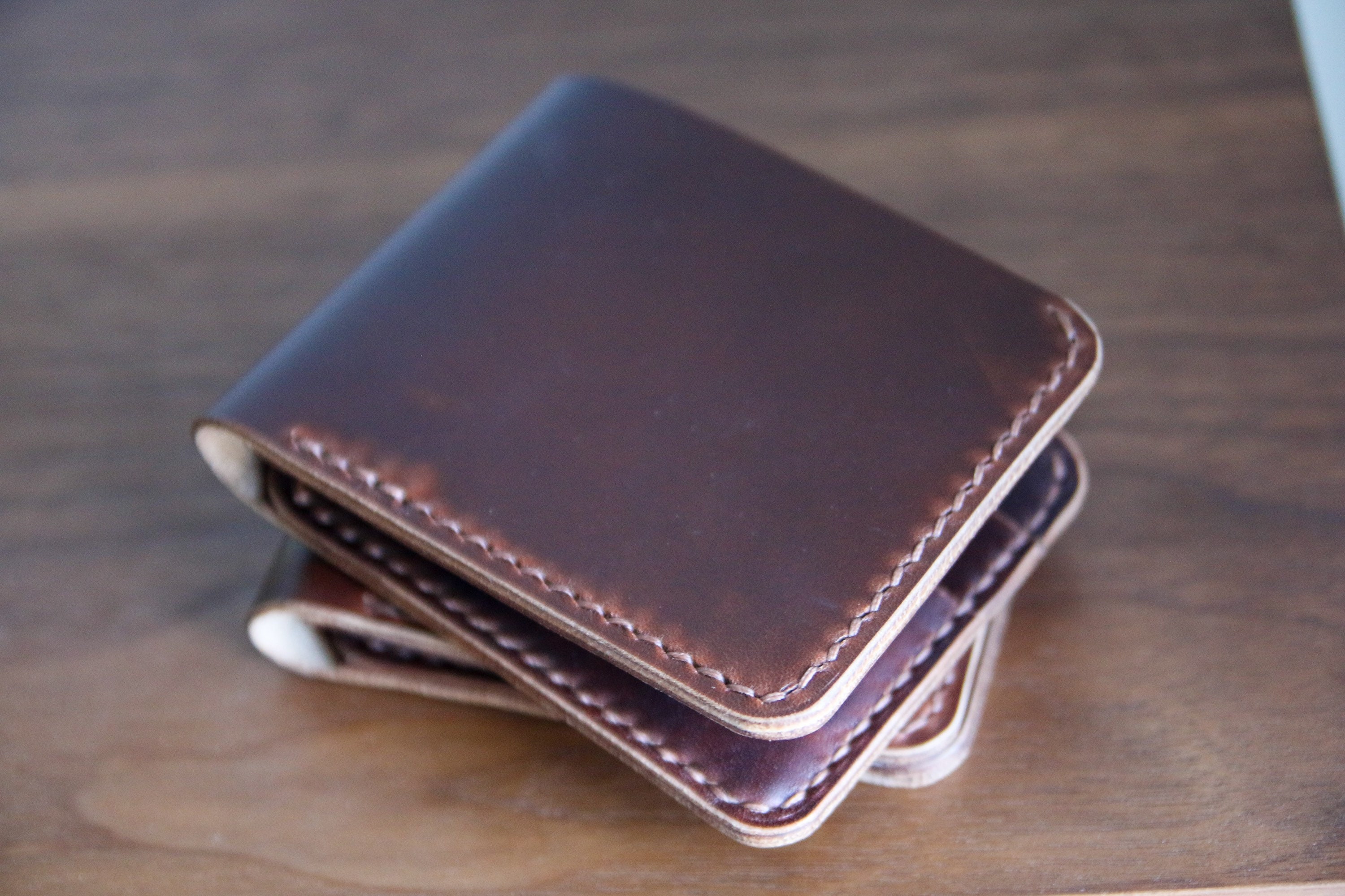 伝統的なレザー二つ折り財布（ホーウィン社製ブラウンクロムエクセル