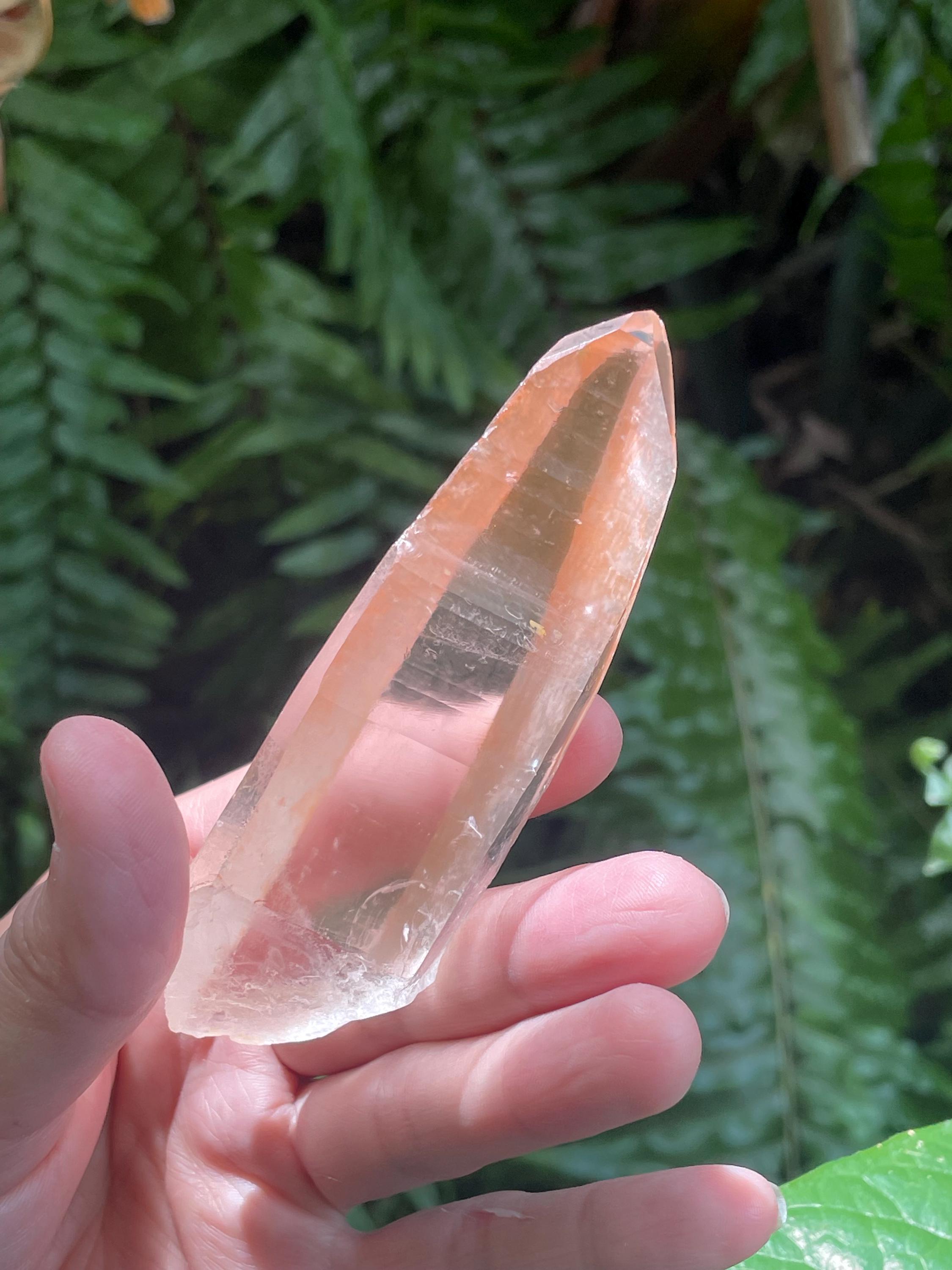 生のピンクレムリアンクリスタルポイント：100グラム、4.1インチ