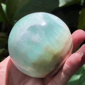 Esfera de calcita caribeña: cristal verde espuma de mar (2,59&quot;, 15,2 oz)