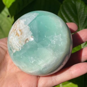 Esfera de Calcita del Caribe: Cristal verde espuma de mar, piedra curativa (6,6 cm, 473 g)