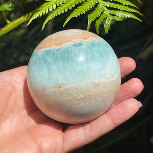 Esfera de calcita caribeña: cristal de espuma de mar oceánica, piedra calmante