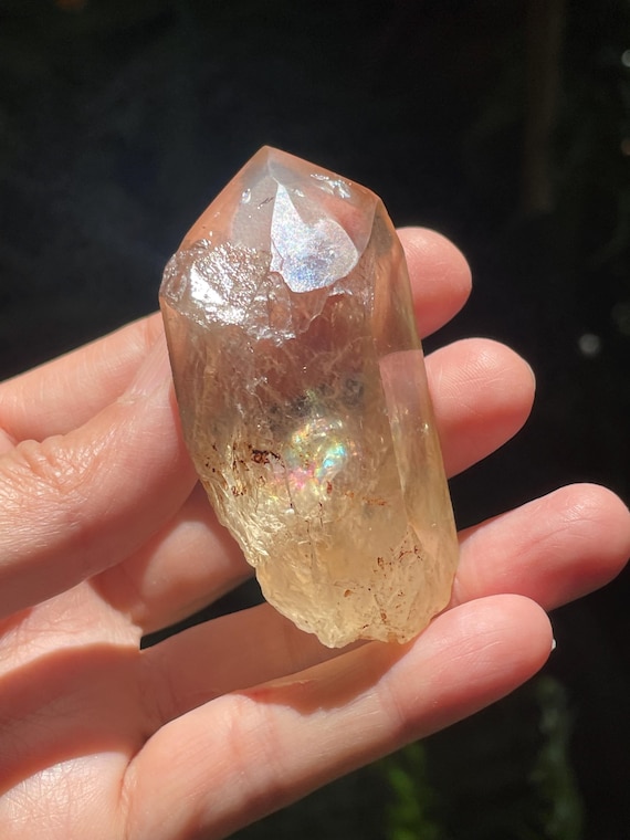 天然シトリンポイント：虹色のインクルージョンを持つ原石 - Etsy 日本